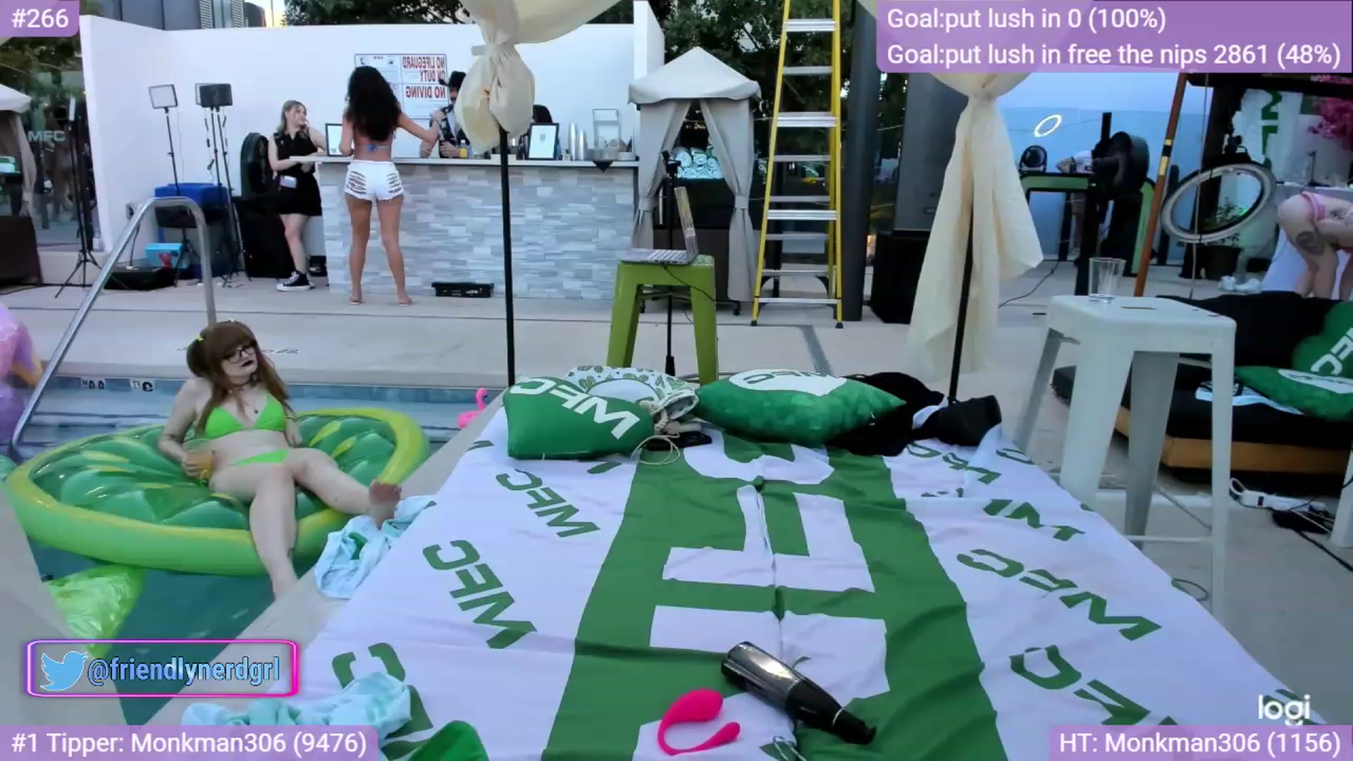 Gallery image thumbnail from Alyx_Singer's myfreecams stream on, 10/11/2023, 01:18 image 14 of 20
