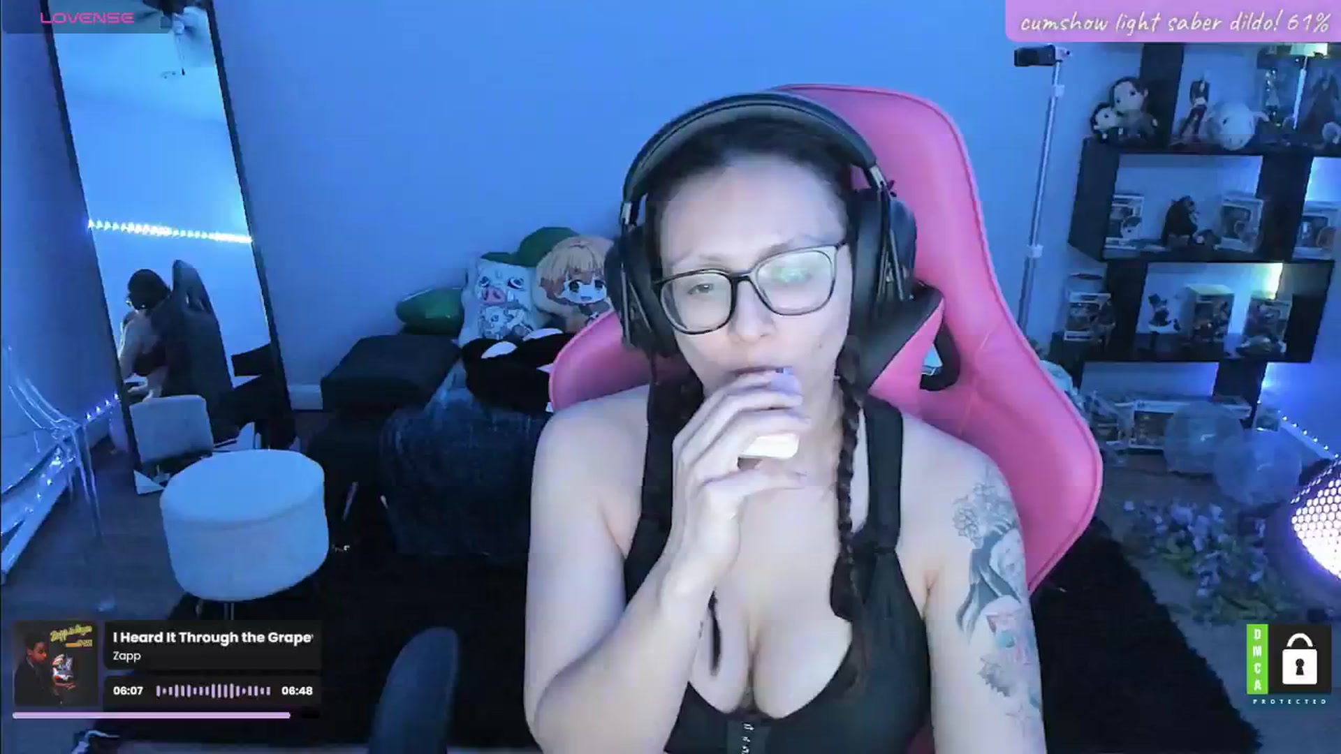 Gallery image thumbnail from Alyx_Singer's myfreecams stream on, 05/08/2024, 04:05 image 2 of 20