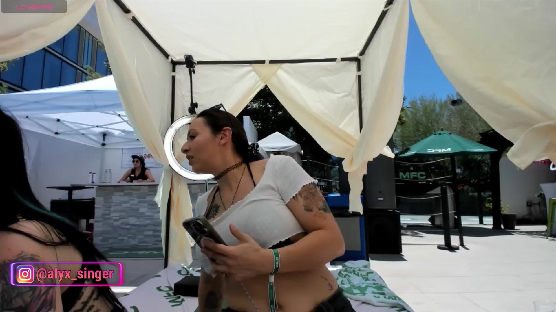 Gallery image thumbnail from Alyx_Singer's myfreecams stream on, 05/21/2024, 20:35 image 14 of 20