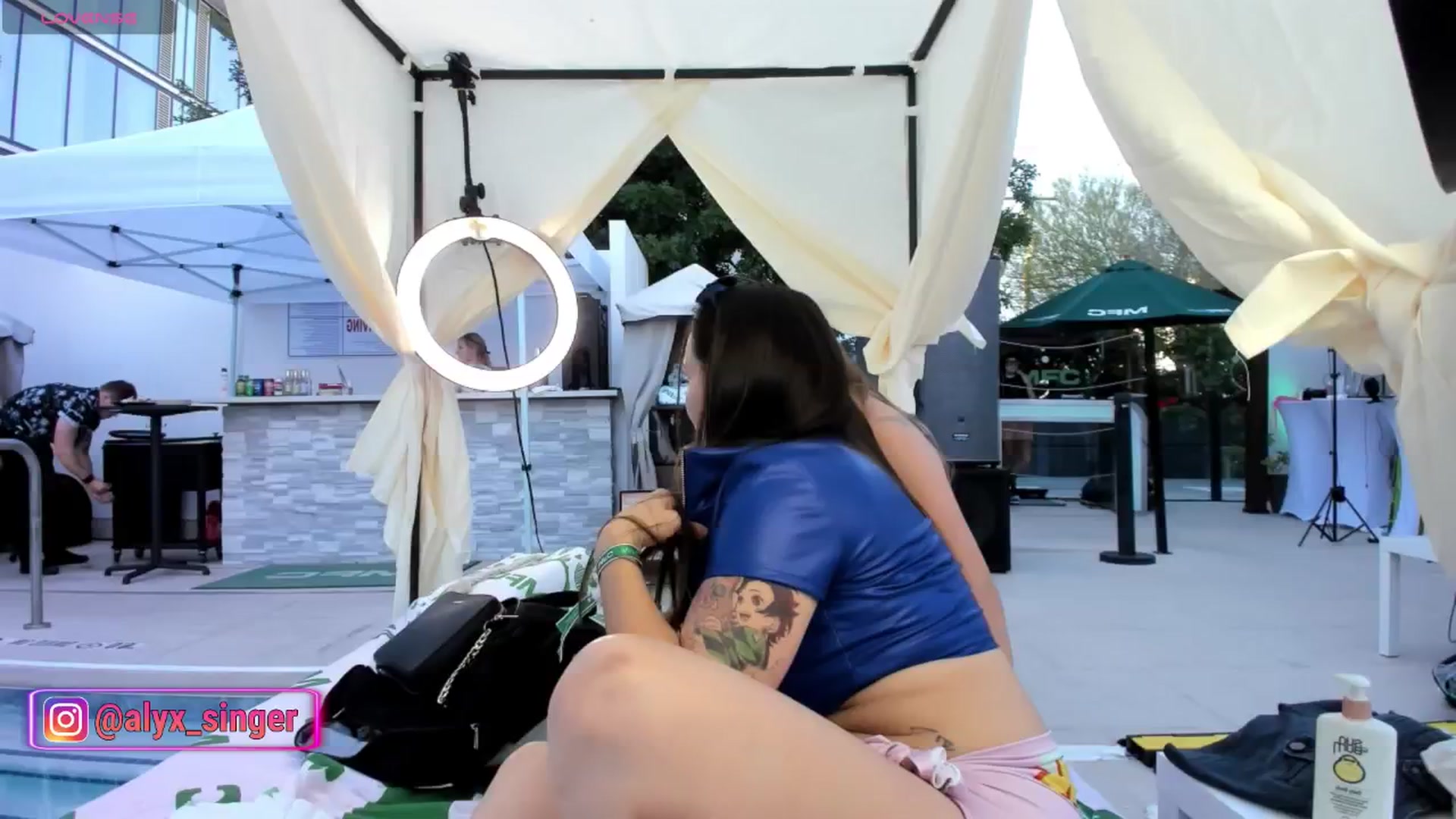 Gallery image thumbnail from Alyx_Singer's myfreecams stream on, 05/22/2024, 03:35 image 7 of 20
