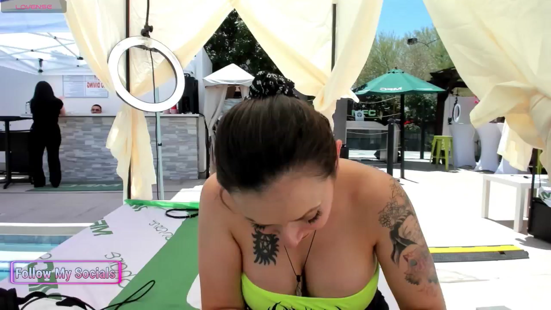 Gallery image thumbnail from Alyx_Singer's myfreecams stream on, 05/22/2024, 20:56 image 10 of 20