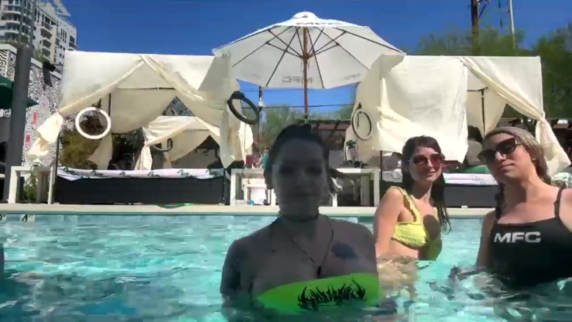 Gallery image thumbnail from Alyx_Singer's myfreecams stream on, 05/22/2024, 23:10 image 6 of 20