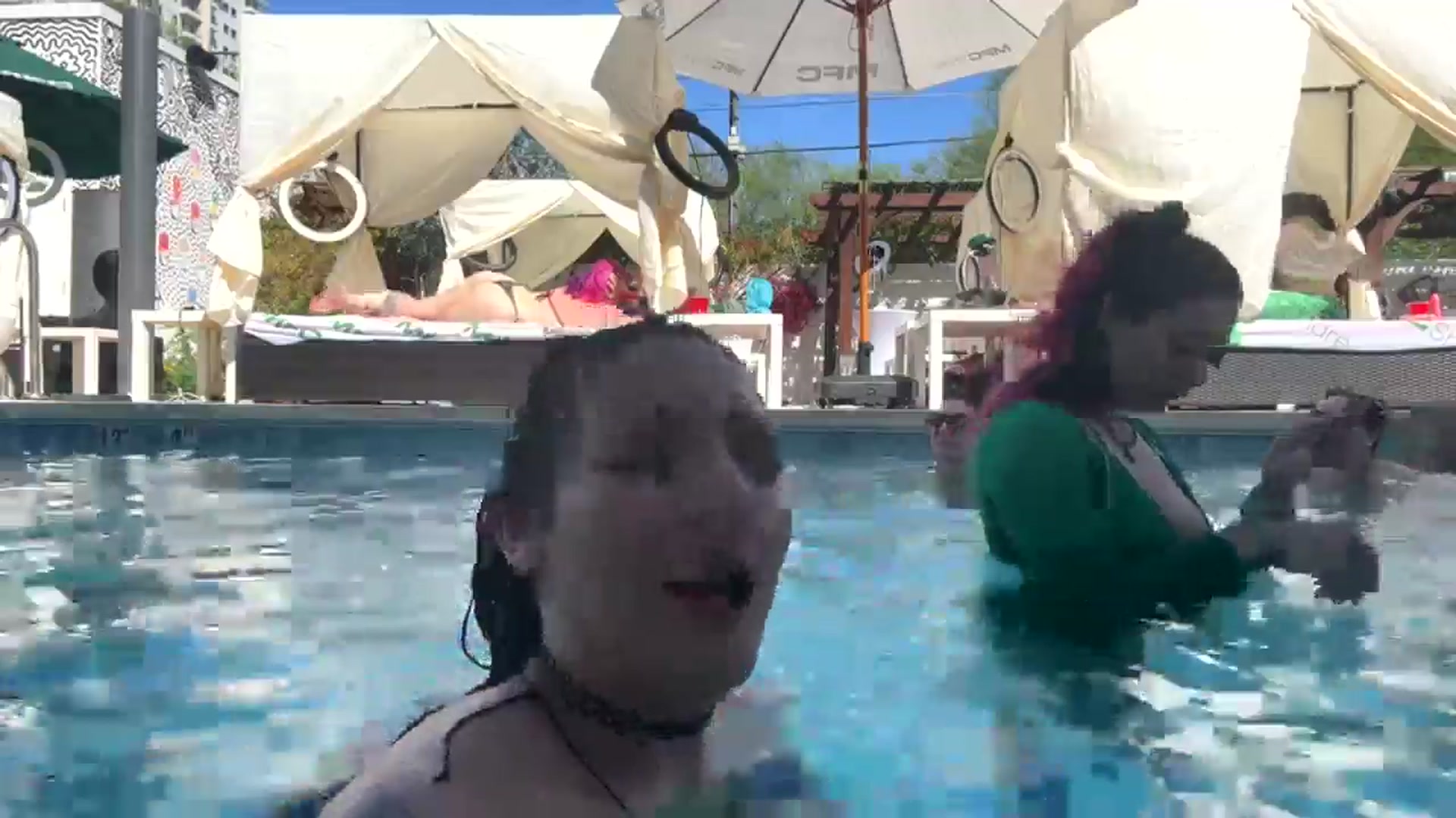 Gallery image thumbnail from Alyx_Singer's myfreecams stream on, 05/22/2024, 23:10 image 18 of 20