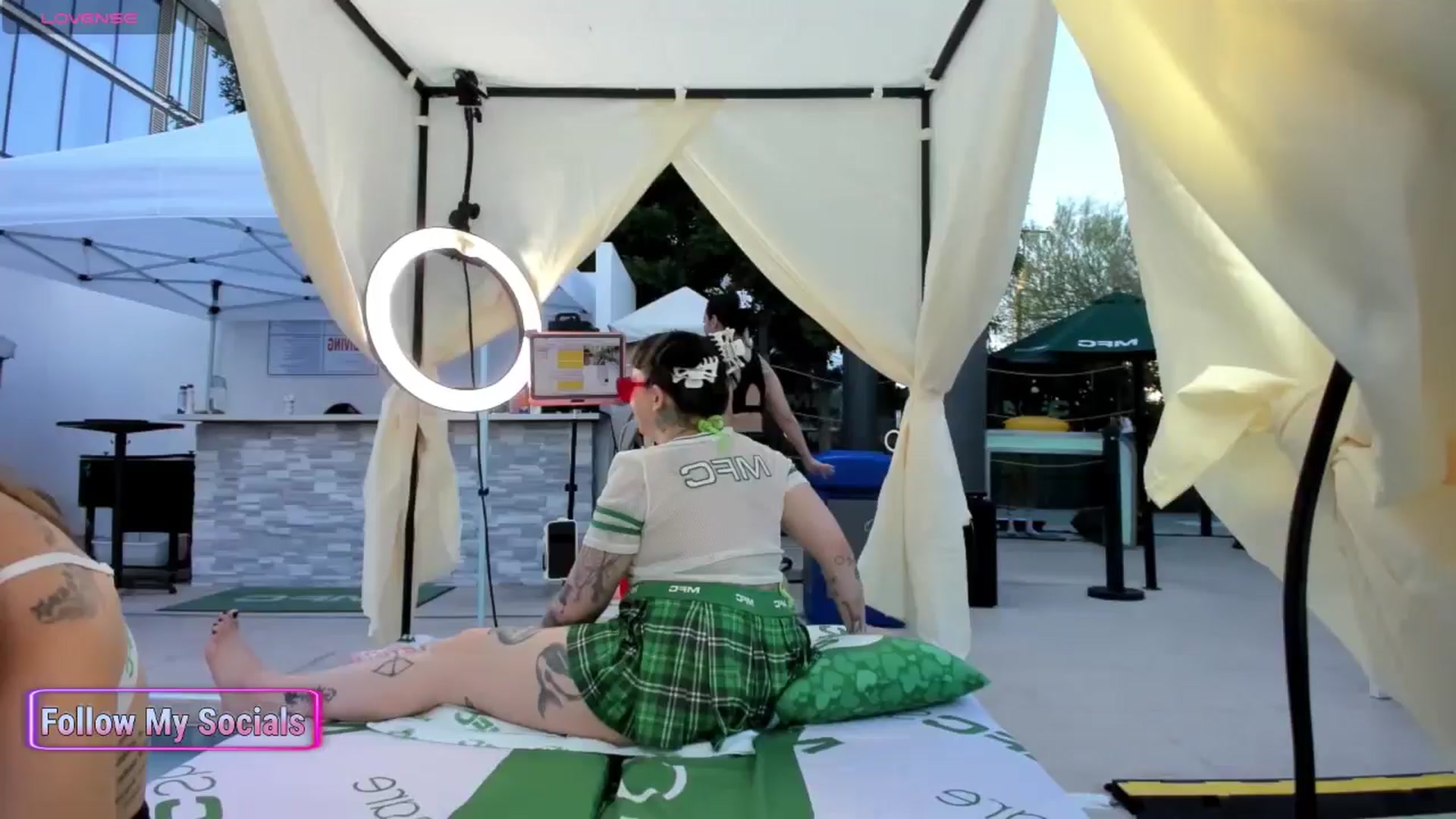 Gallery image thumbnail from Alyx_Singer's myfreecams stream on, 05/23/2024, 03:40 image 1 of 20