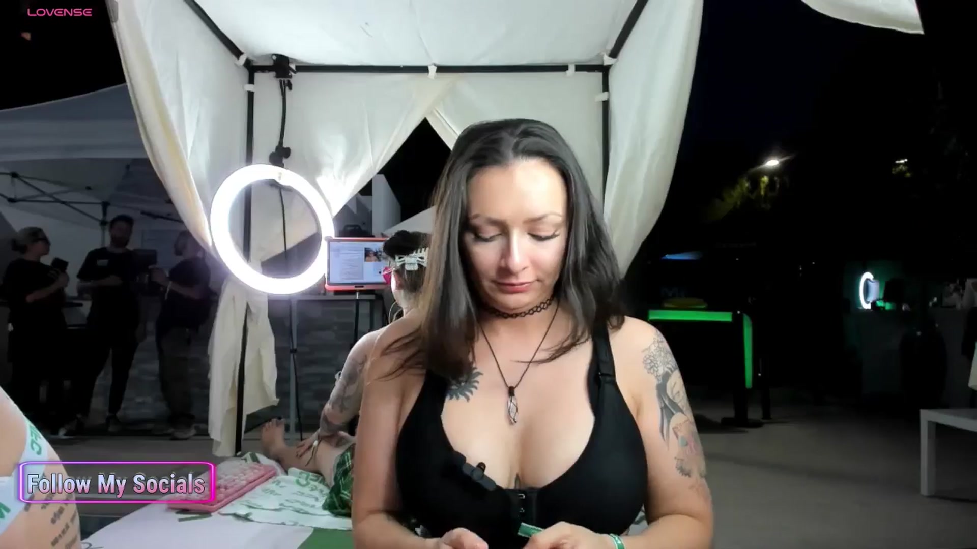 Gallery image thumbnail from Alyx_Singer's myfreecams stream on, 05/23/2024, 03:40 image 14 of 20