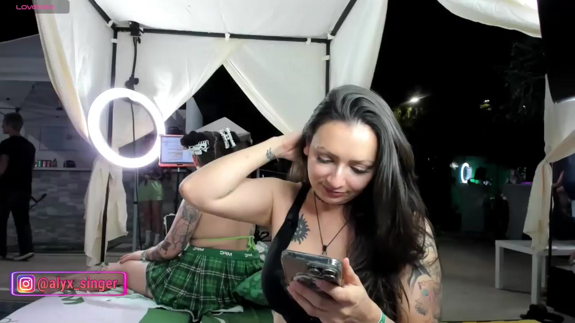 Gallery image thumbnail from Alyx_Singer's myfreecams stream on, 05/23/2024, 03:40 image 17 of 20