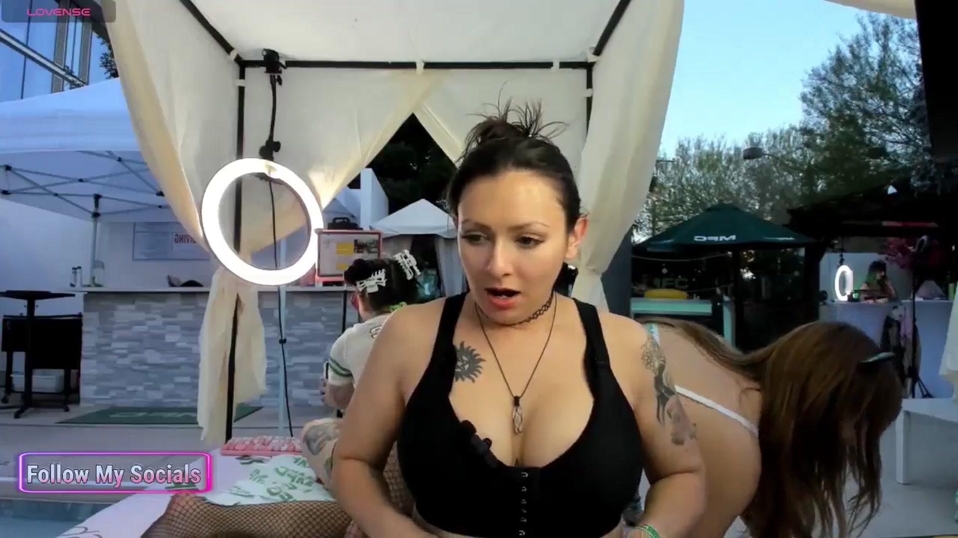 Gallery image thumbnail from Alyx_Singer's myfreecams stream on, 05/23/2024, 03:40 image 4 of 20