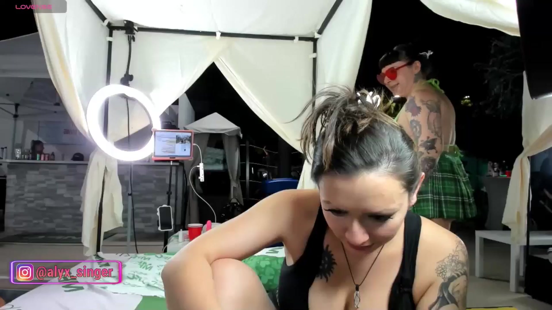 Gallery image thumbnail from Alyx_Singer's myfreecams stream on, 05/23/2024, 03:40 image 19 of 20