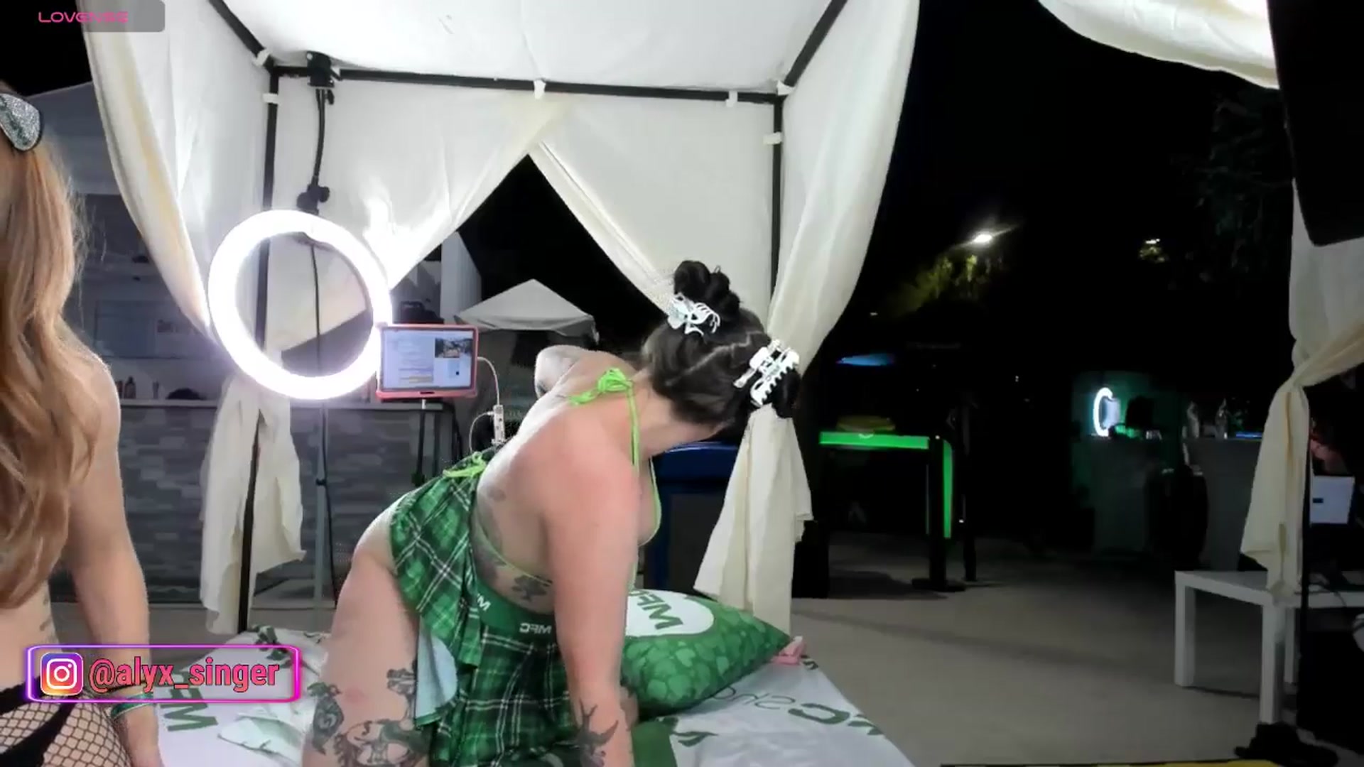 Gallery image thumbnail from Alyx_Singer's myfreecams stream on, 05/23/2024, 03:40 image 15 of 20
