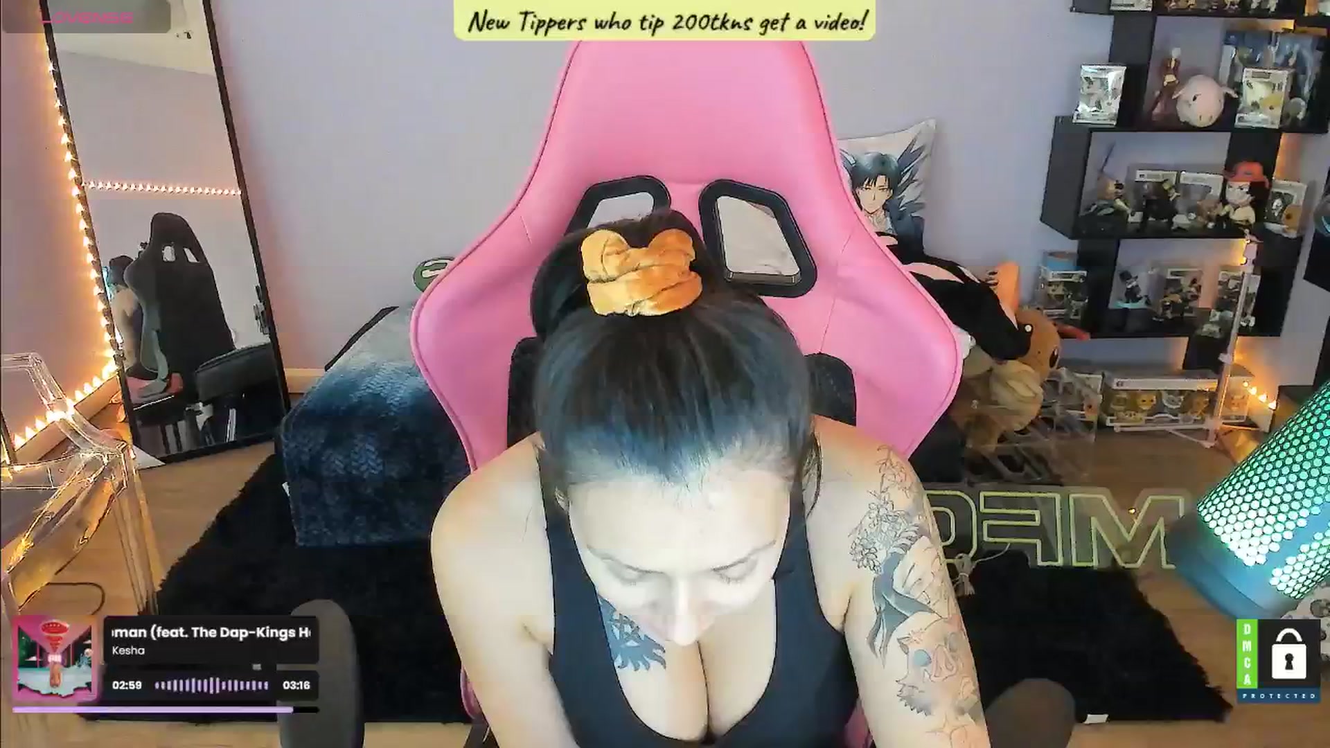 Gallery image thumbnail from Alyx_Singer's myfreecams stream on, 08/13/2024, 19:36 image 14 of 20