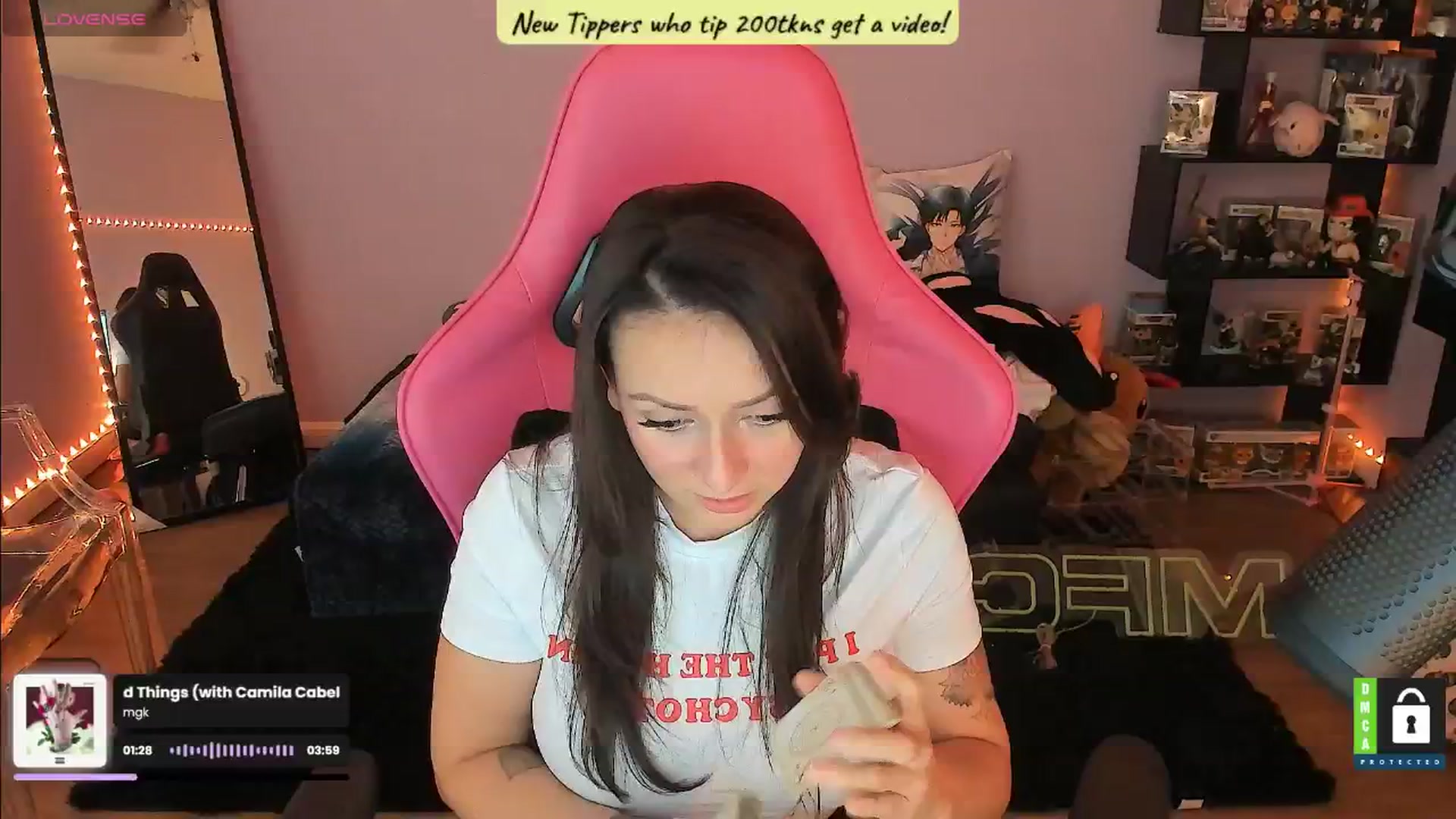 Gallery image thumbnail from Alyx_Singer's myfreecams stream on, 08/14/2024, 18:29 image 18 of 20