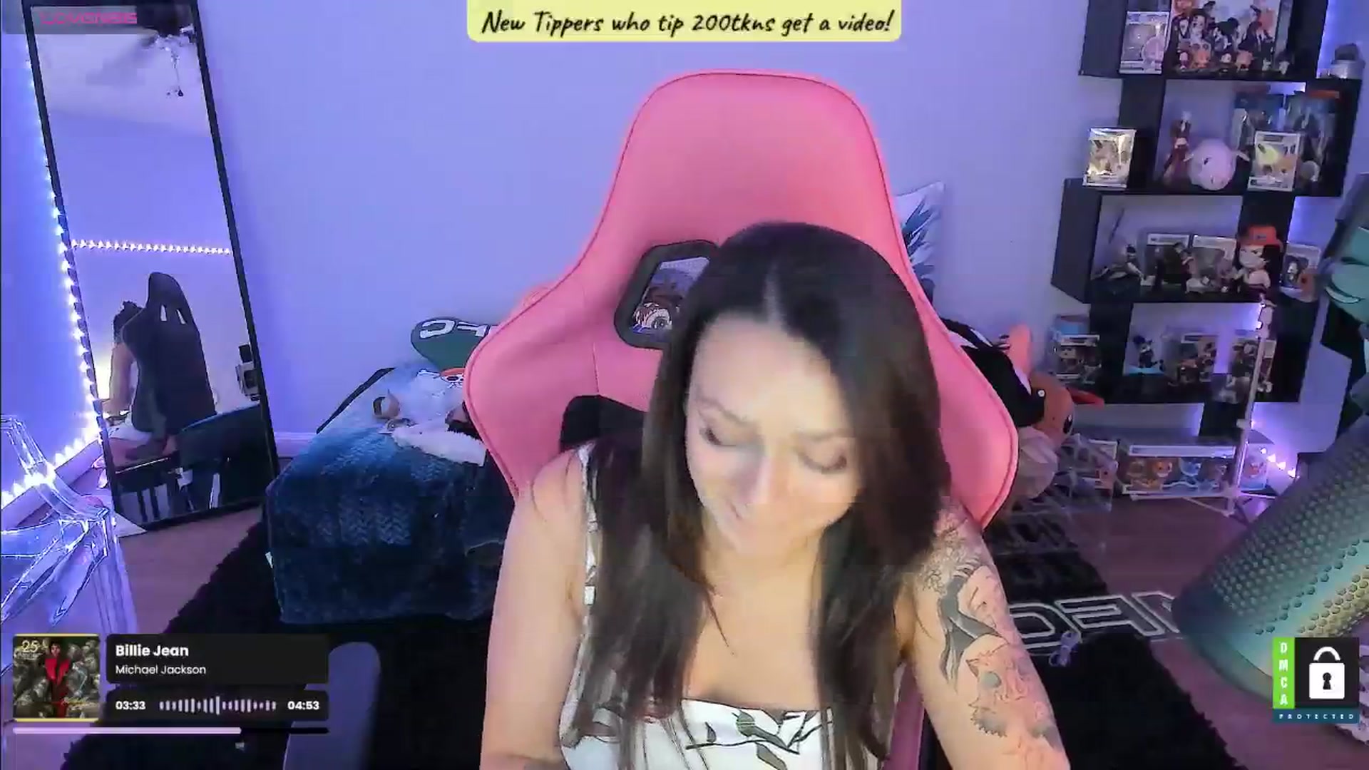 Gallery image thumbnail from Alyx_Singer's myfreecams stream on, 08/16/2024, 23:15 image 14 of 20