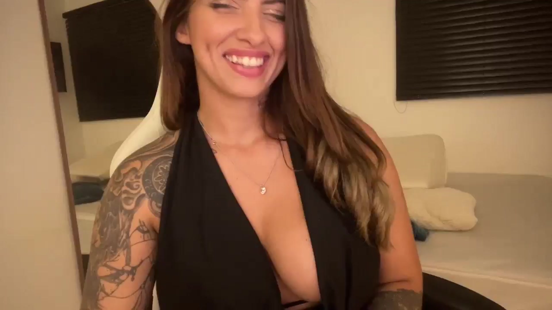Gallery image thumbnail from Amabily's myfreecams stream on, 04/17/2025, 01:19 image 2 of 20