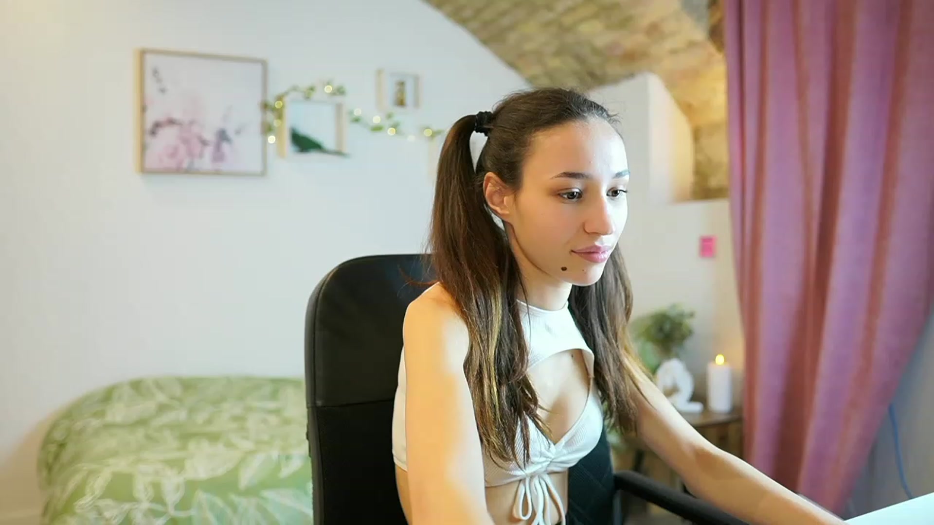 Gallery image thumbnail from Amai__Liu's myfreecams stream on, 01/29/2024, 17:50 image 16 of 20