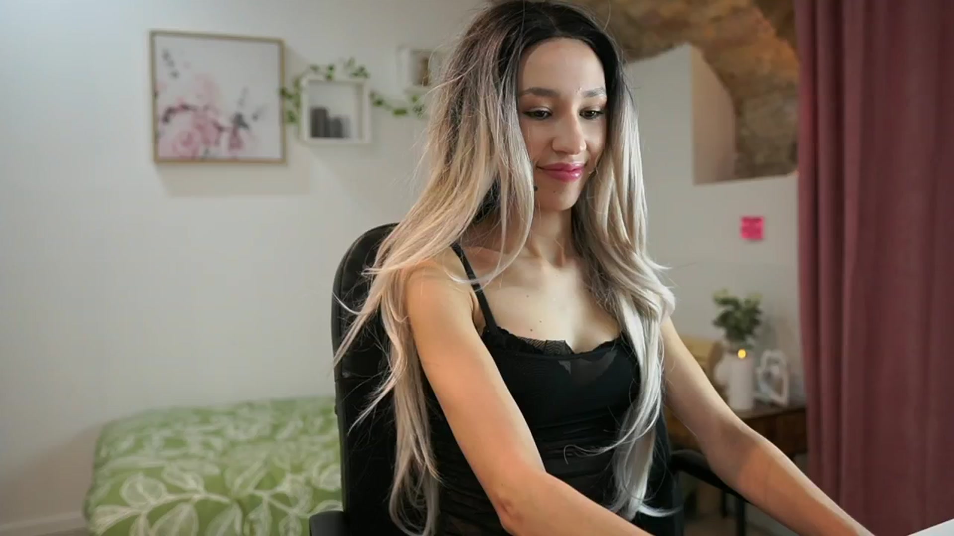 Gallery image thumbnail from Amai__Liu's myfreecams stream on, 05/25/2024, 19:20 image 18 of 20