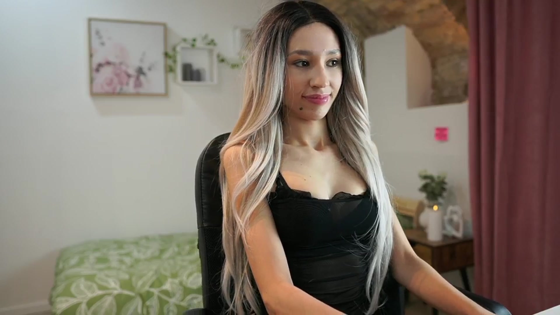Gallery image thumbnail from Amai__Liu's myfreecams stream on, 05/25/2024, 23:28 image 5 of 20