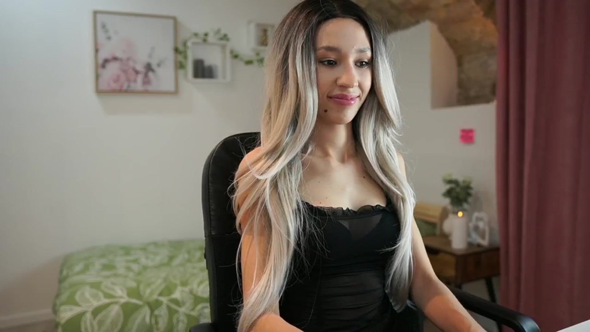 Gallery image thumbnail from Amai__Liu's myfreecams stream on, 05/25/2024, 23:28 image 12 of 20