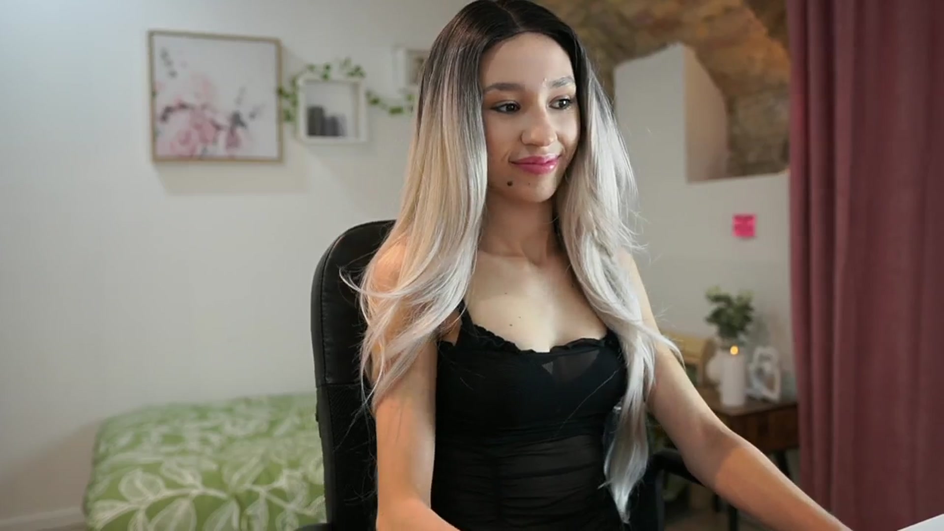 Gallery image thumbnail from Amai__Liu's myfreecams stream on, 05/25/2024, 23:28 image 2 of 20