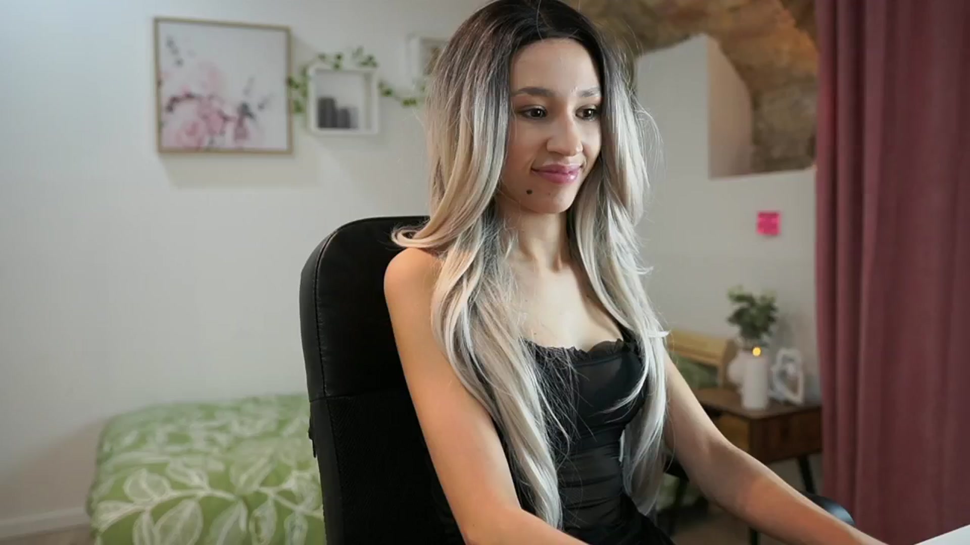 Gallery image thumbnail from Amai__Liu's myfreecams stream on, 05/25/2024, 23:28 image 13 of 20