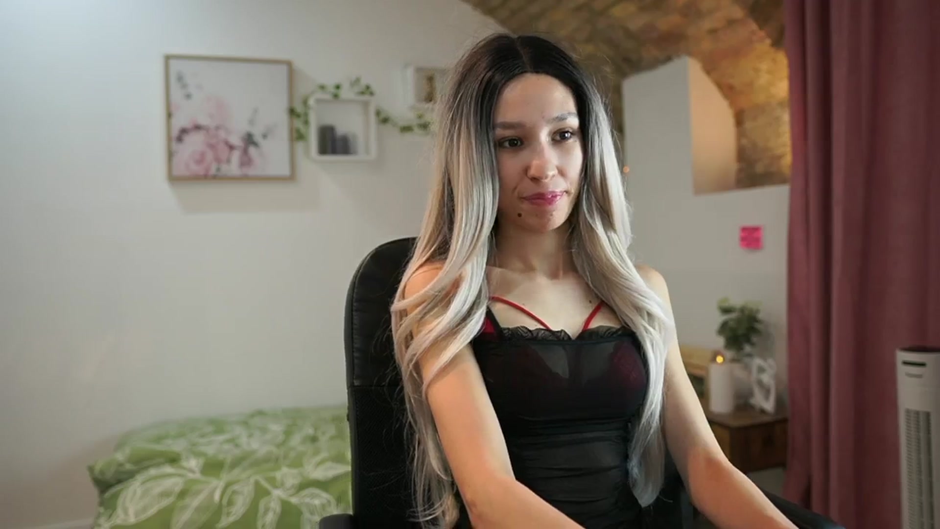 Gallery image thumbnail from Amai__Liu's myfreecams stream on, 06/01/2024, 19:13 image 19 of 20