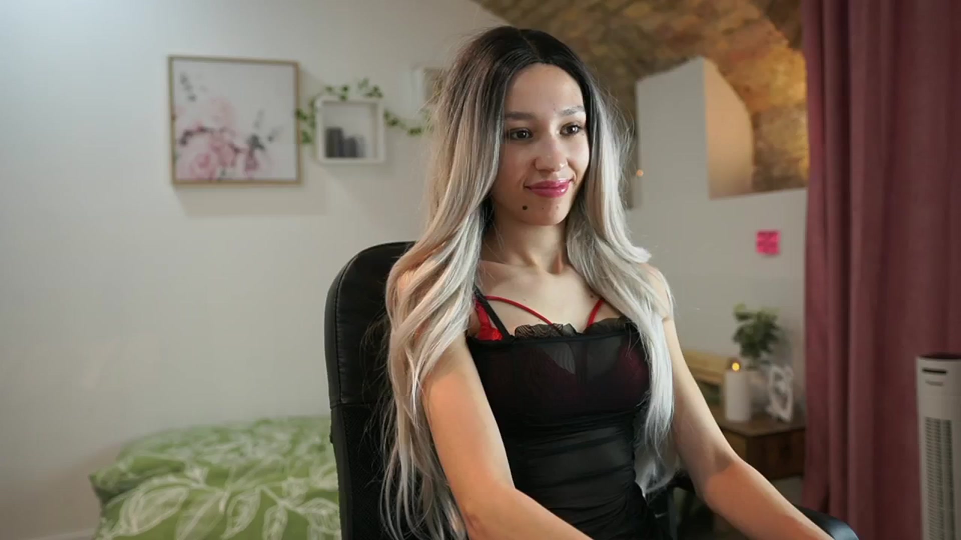 Gallery image thumbnail from Amai__Liu's myfreecams stream on, 06/01/2024, 19:13 image 12 of 20