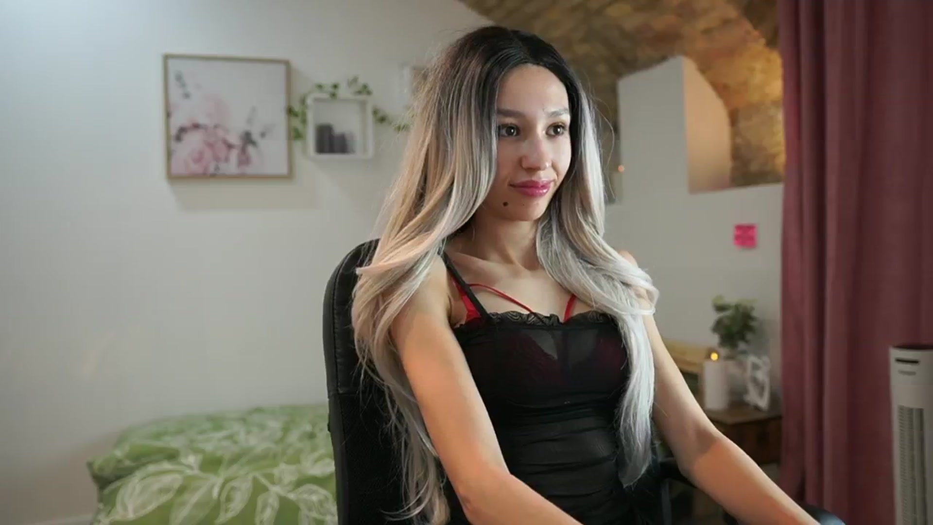 Gallery image thumbnail from Amai__Liu's myfreecams stream on, 06/01/2024, 19:13 image 13 of 20