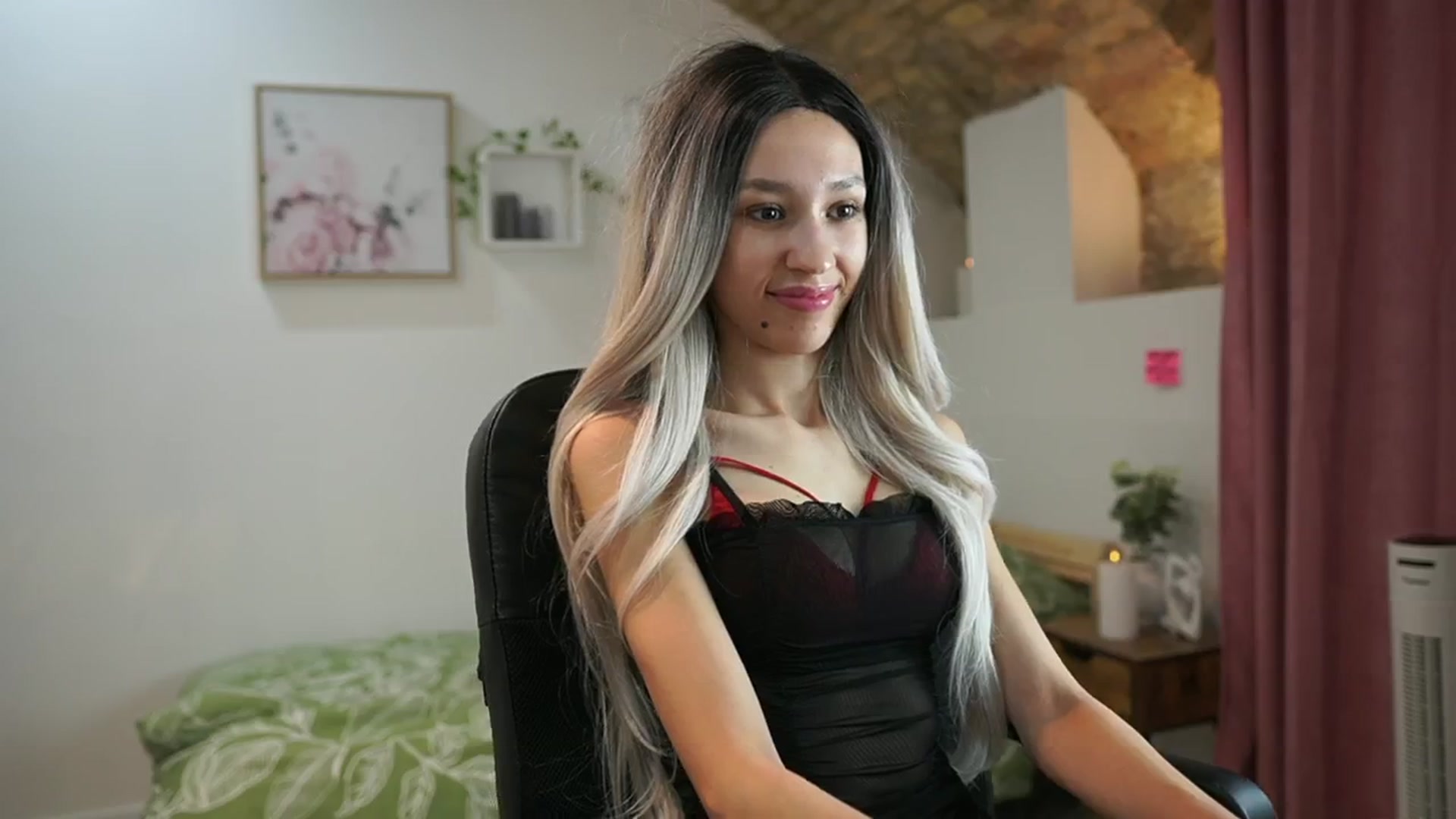 Gallery image thumbnail from Amai__Liu's myfreecams stream on, 06/01/2024, 19:13 image 17 of 20