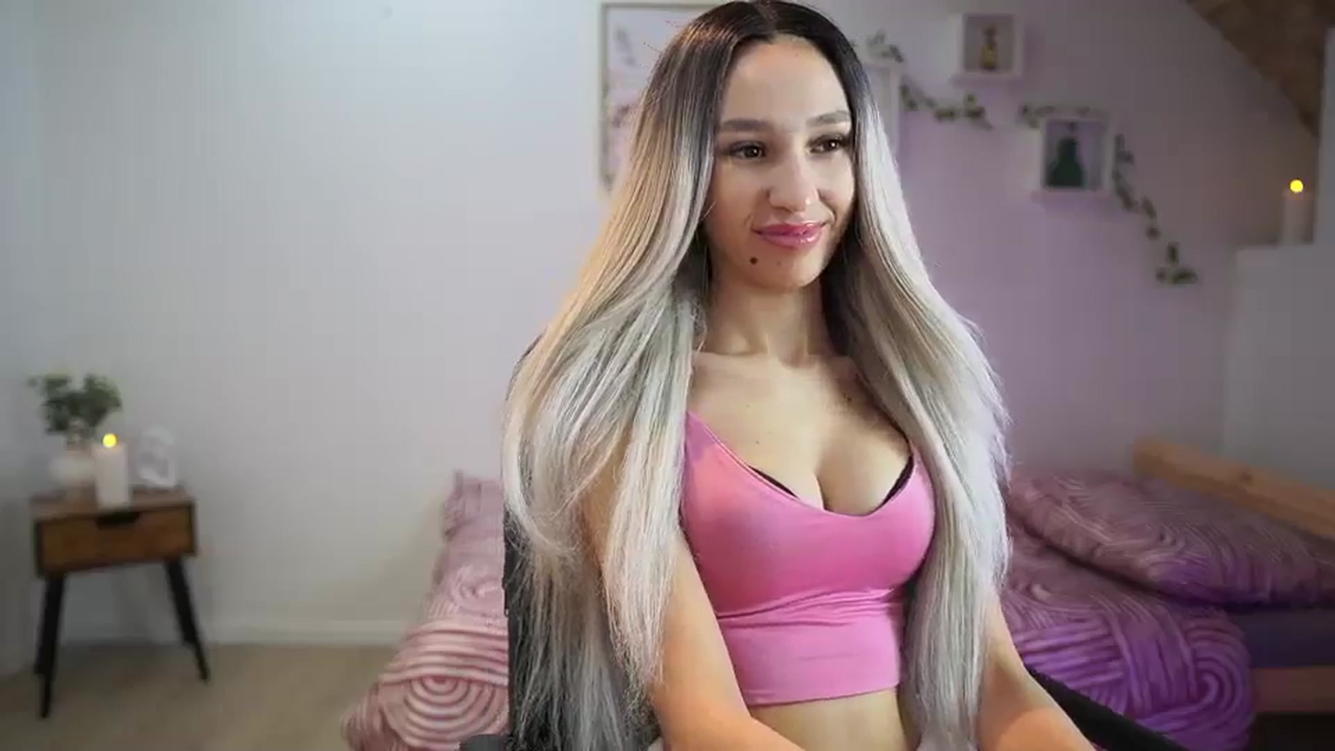 Gallery image thumbnail from Amai__Liu's myfreecams stream on, 12/08/2024, 20:27 image 17 of 20