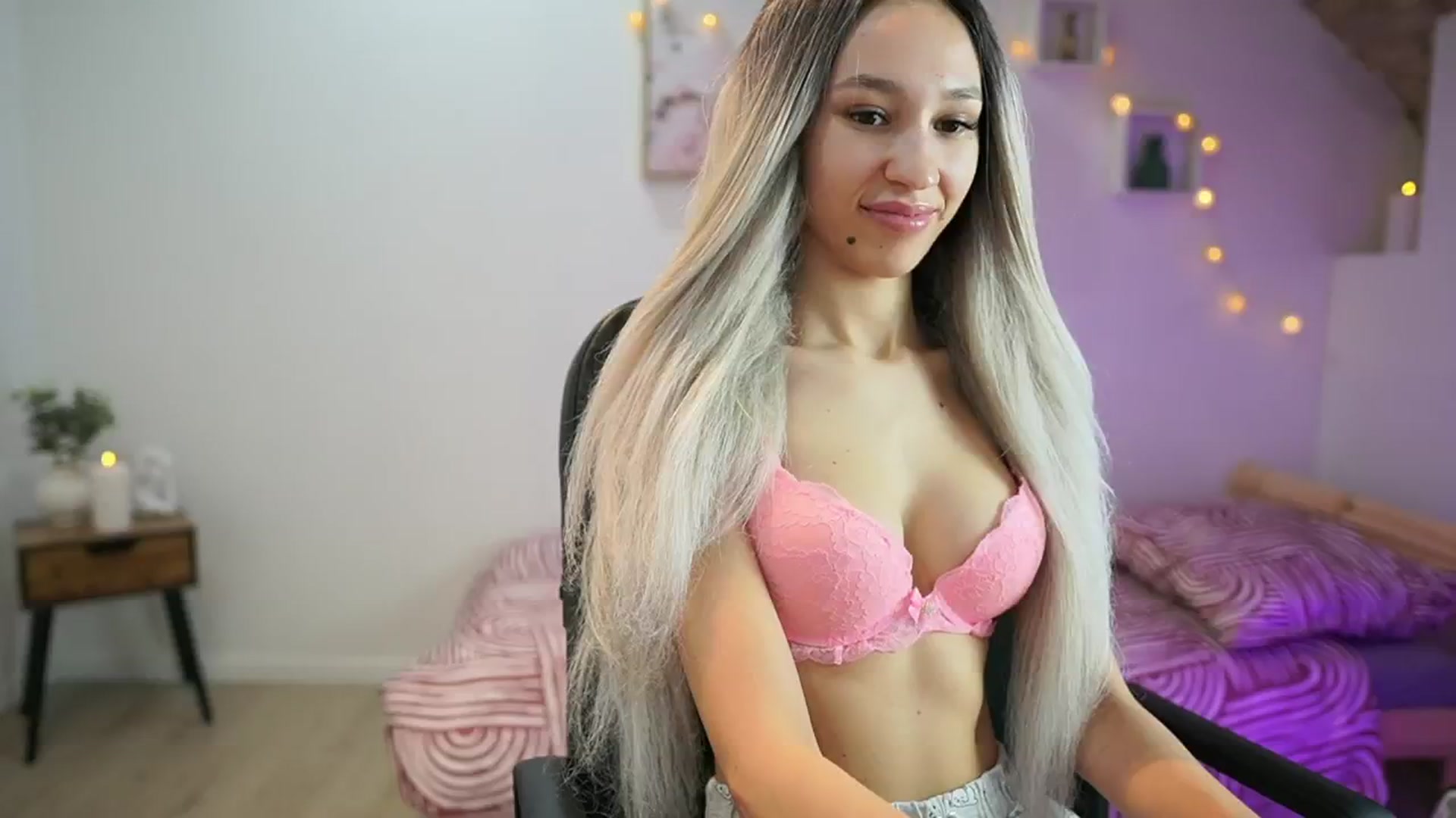 Gallery image thumbnail from Amai__Liu's myfreecams stream on, 12/22/2024, 22:20 image 14 of 20