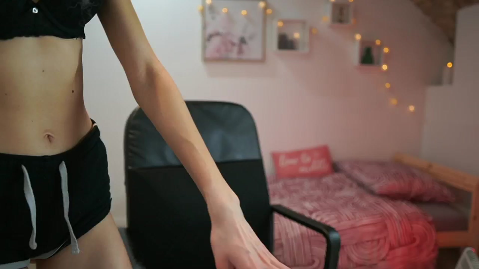 Gallery image thumbnail from Amai__Liu's myfreecams stream on, 01/02/2025, 21:03 image 12 of 20