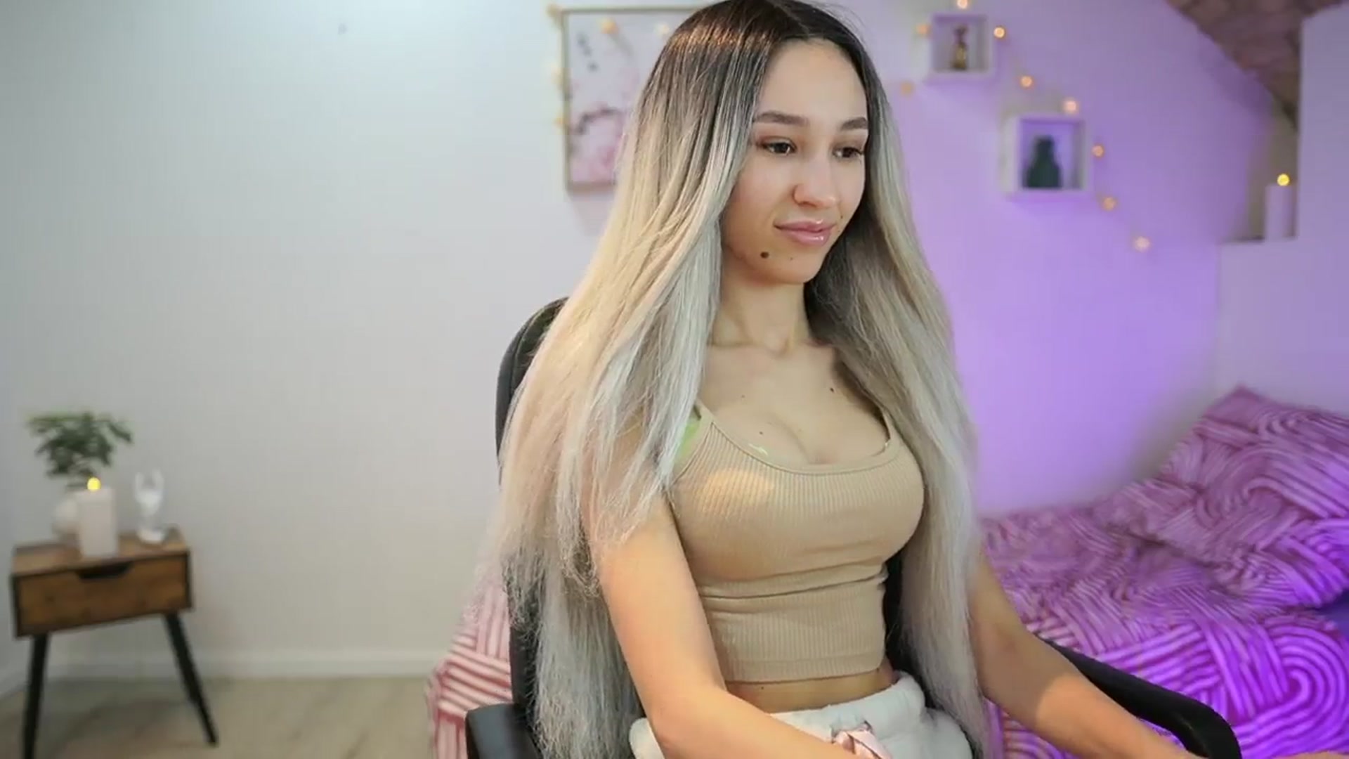 Gallery image thumbnail from Amai__Liu's myfreecams stream on, 01/19/2025, 20:25 image 9 of 20