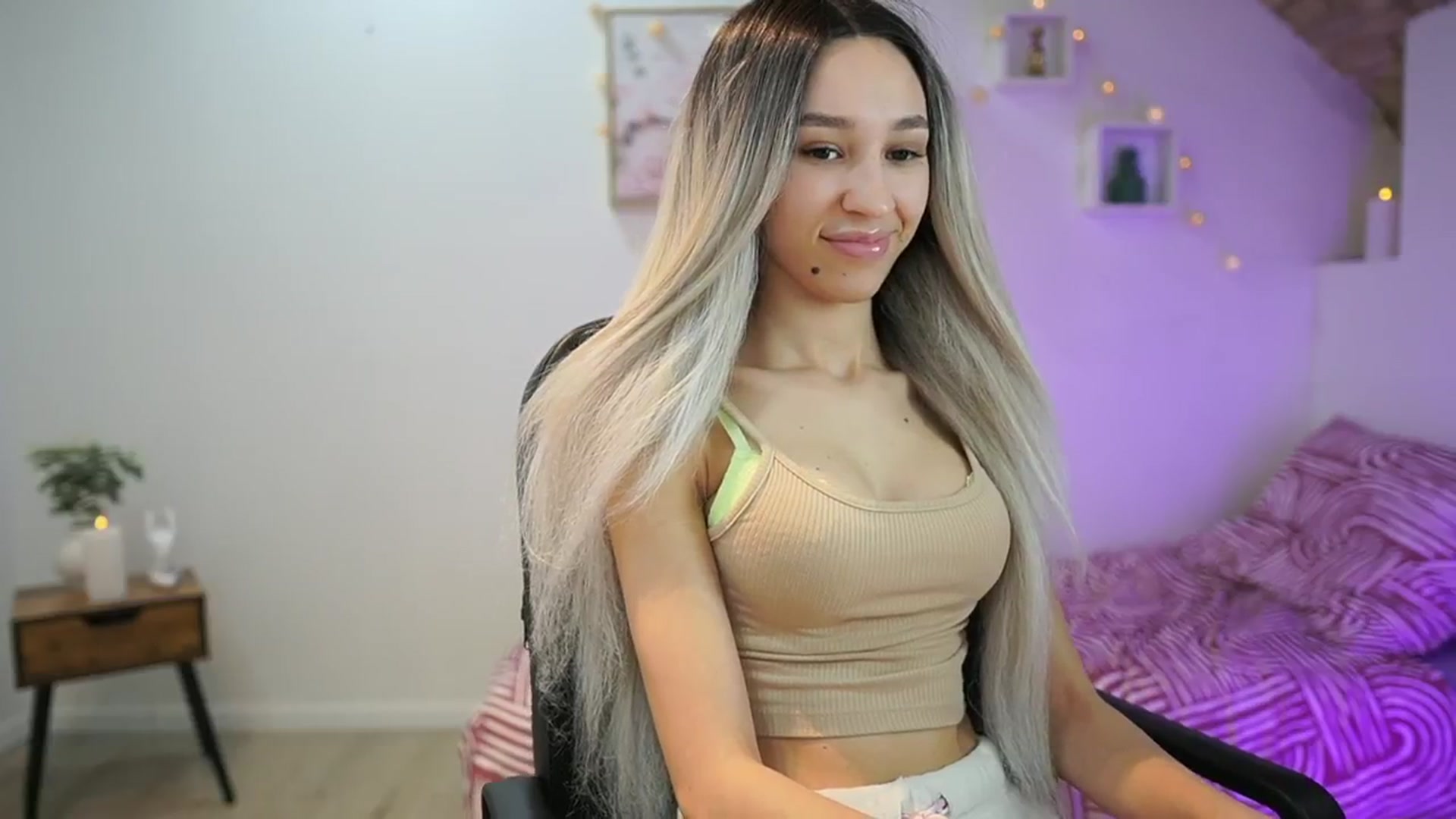 Gallery image thumbnail from Amai__Liu's myfreecams stream on, 01/19/2025, 20:25 image 17 of 20