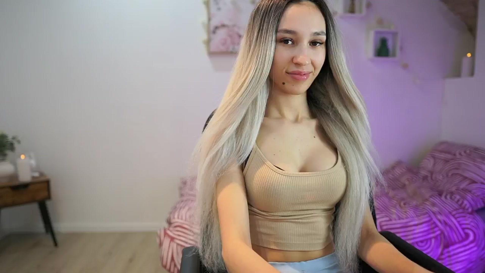 Gallery image thumbnail from Amai__Liu's myfreecams stream on, 02/26/2025, 19:55 image 15 of 20