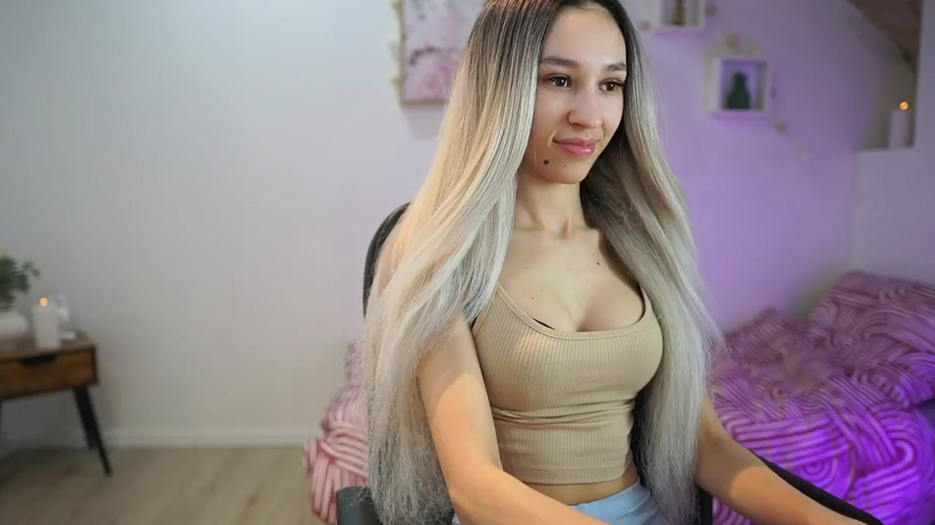 Gallery image thumbnail from Amai__Liu's myfreecams stream on, 02/26/2025, 19:55 image 17 of 20