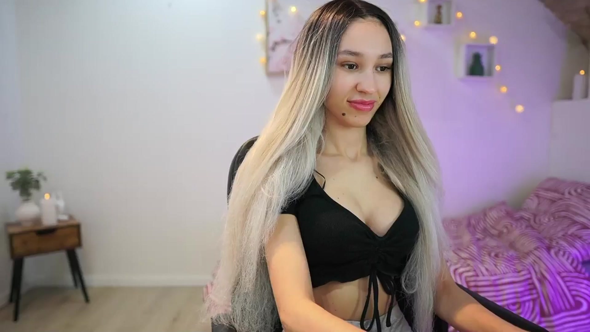 Gallery image thumbnail from Amai__Liu's myfreecams stream on, 03/04/2025, 19:40 image 14 of 20