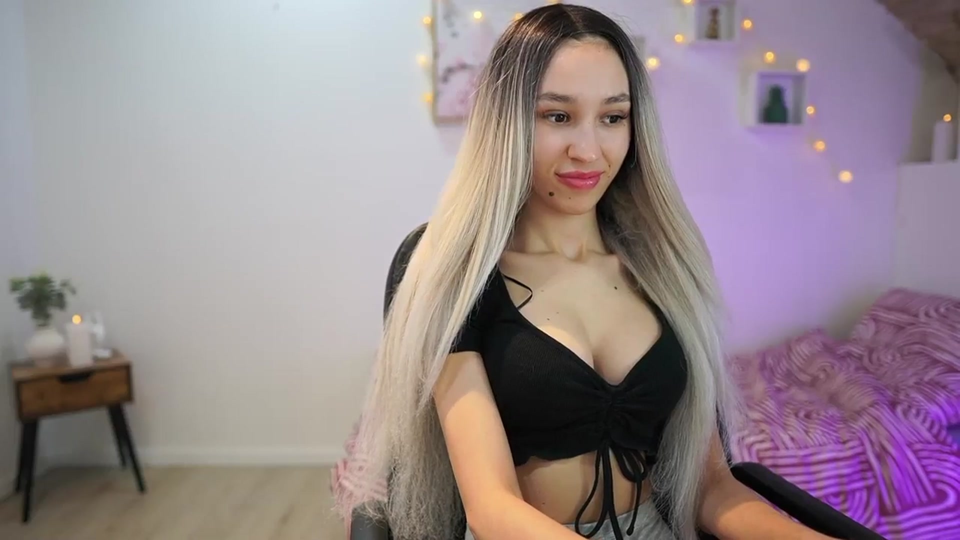 Gallery image thumbnail from Amai__Liu's myfreecams stream on, 03/04/2025, 19:40 image 18 of 20