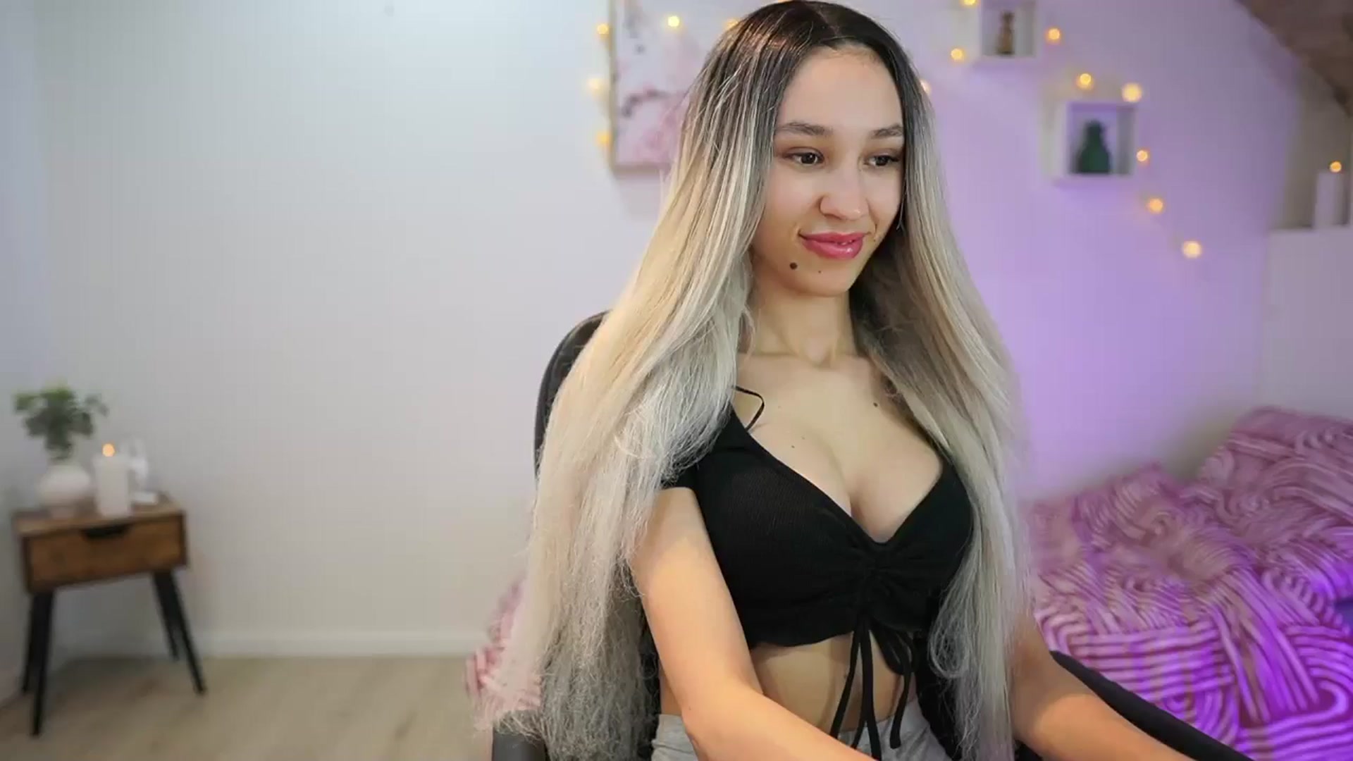 Gallery image thumbnail from Amai__Liu's myfreecams stream on, 03/04/2025, 19:40 image 15 of 20