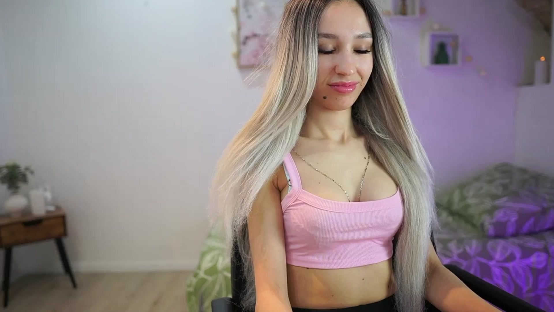 Gallery image thumbnail from Amai__Liu's myfreecams stream on, 04/01/2025, 18:46 image 18 of 20