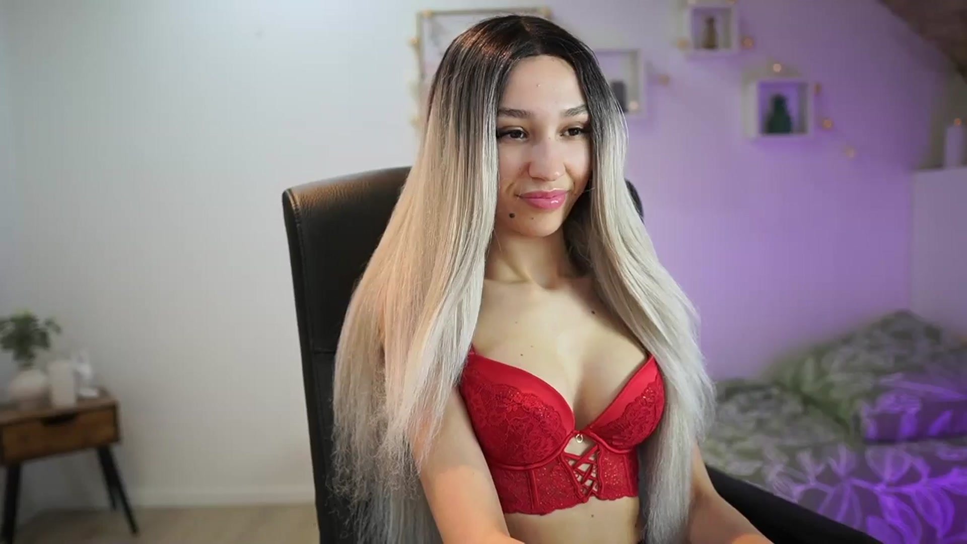 Gallery image thumbnail from Amai__Liu's myfreecams stream on, 04/21/2025, 18:35 image 12 of 20