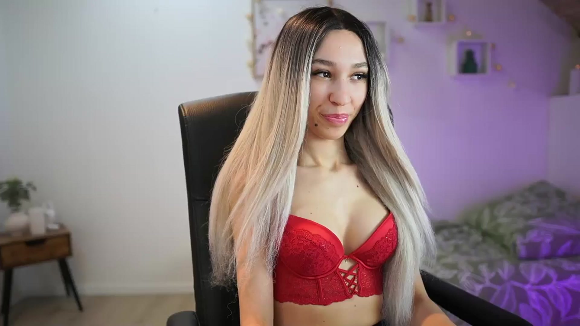 Gallery image thumbnail from Amai__Liu's myfreecams stream on, 04/21/2025, 18:35 image 19 of 20