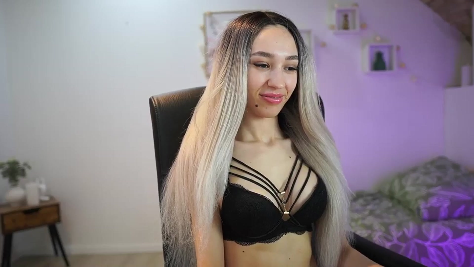 Gallery image thumbnail from Amai__Liu's myfreecams stream on, 04/26/2025, 14:12 image 10 of 20