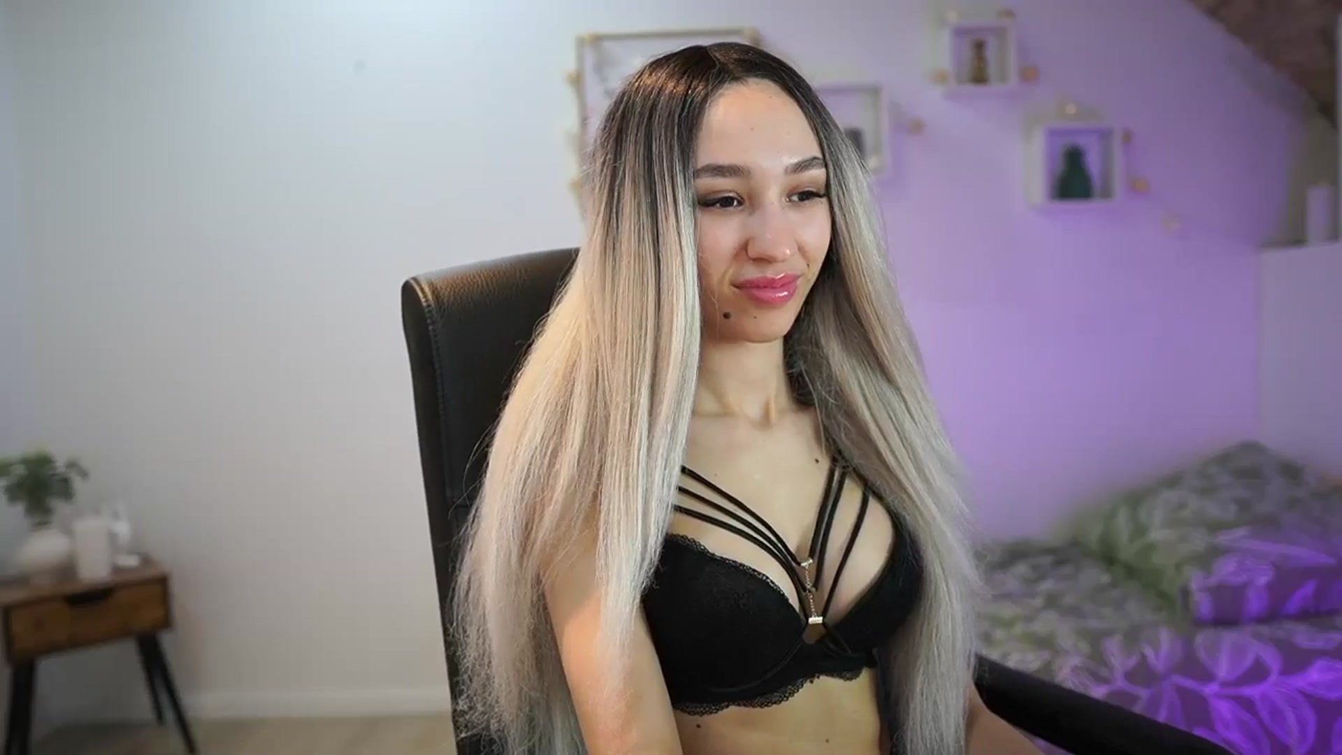Gallery image thumbnail from Amai__Liu's myfreecams stream on, 04/26/2025, 14:12 image 5 of 20
