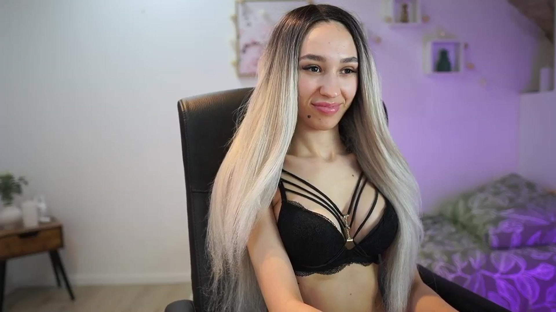 Gallery image thumbnail from Amai__Liu's myfreecams stream on, 04/26/2025, 16:30 image 17 of 20