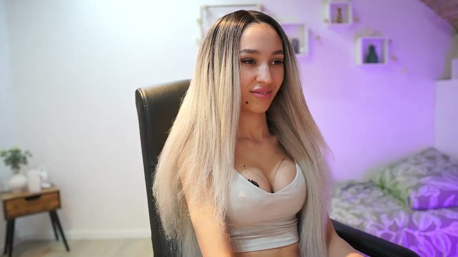 Gallery image thumbnail from Amai__Liu's myfreecams stream on, 04/27/2025, 18:35 image 12 of 20