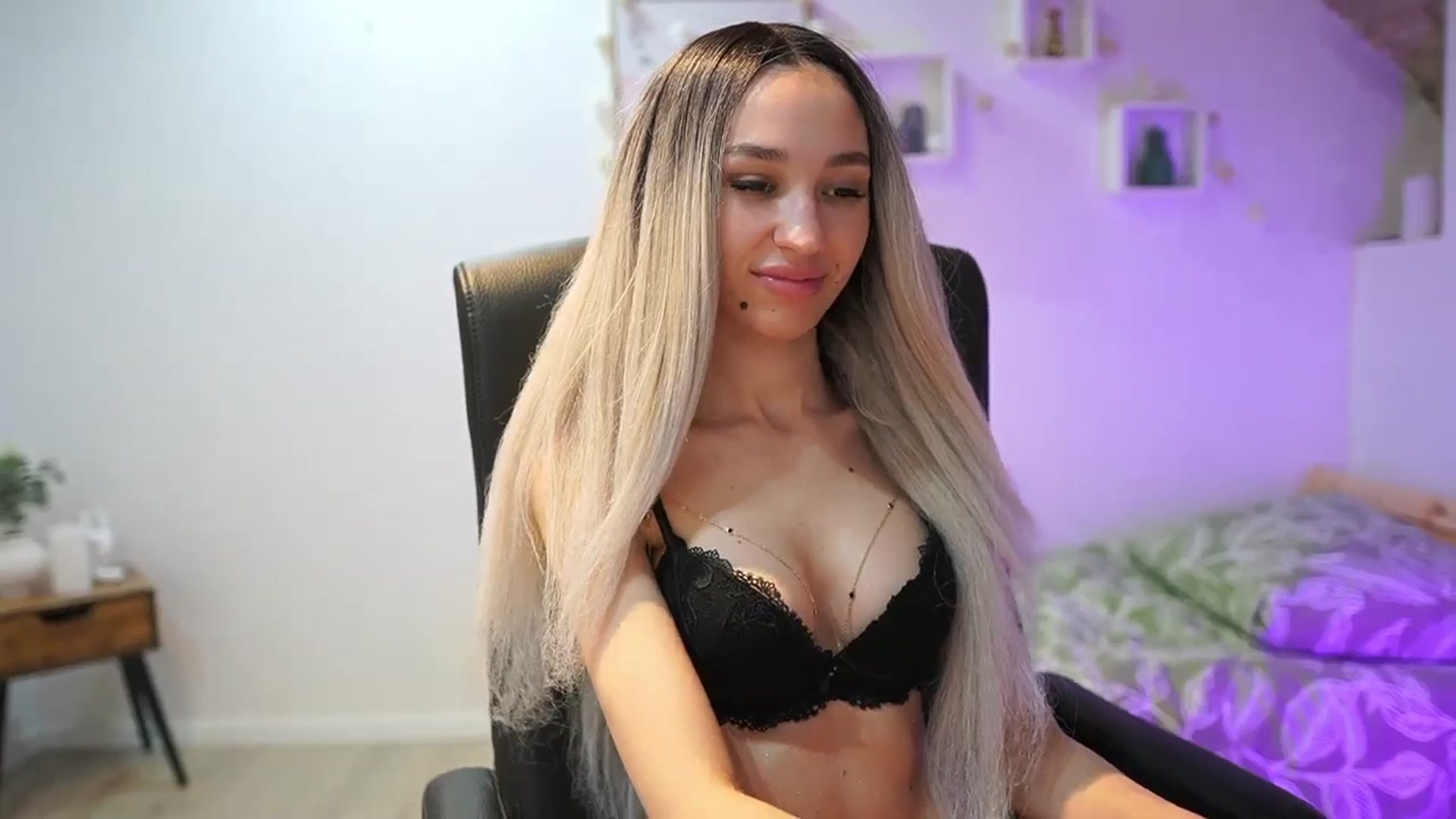 Gallery image thumbnail from Amai__Liu's myfreecams stream on, 04/27/2025, 21:05 image 8 of 20