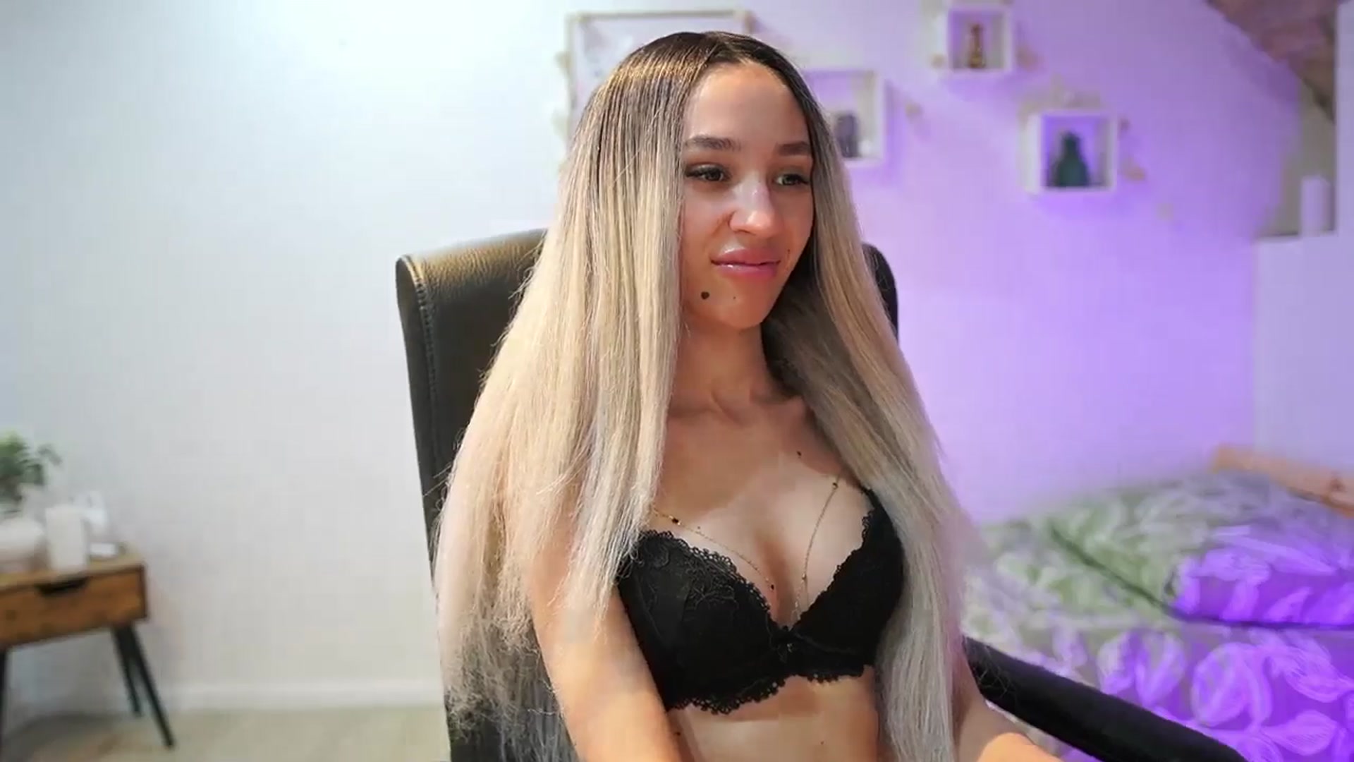Gallery image thumbnail from Amai__Liu's myfreecams stream on, 04/27/2025, 22:19 image 14 of 20