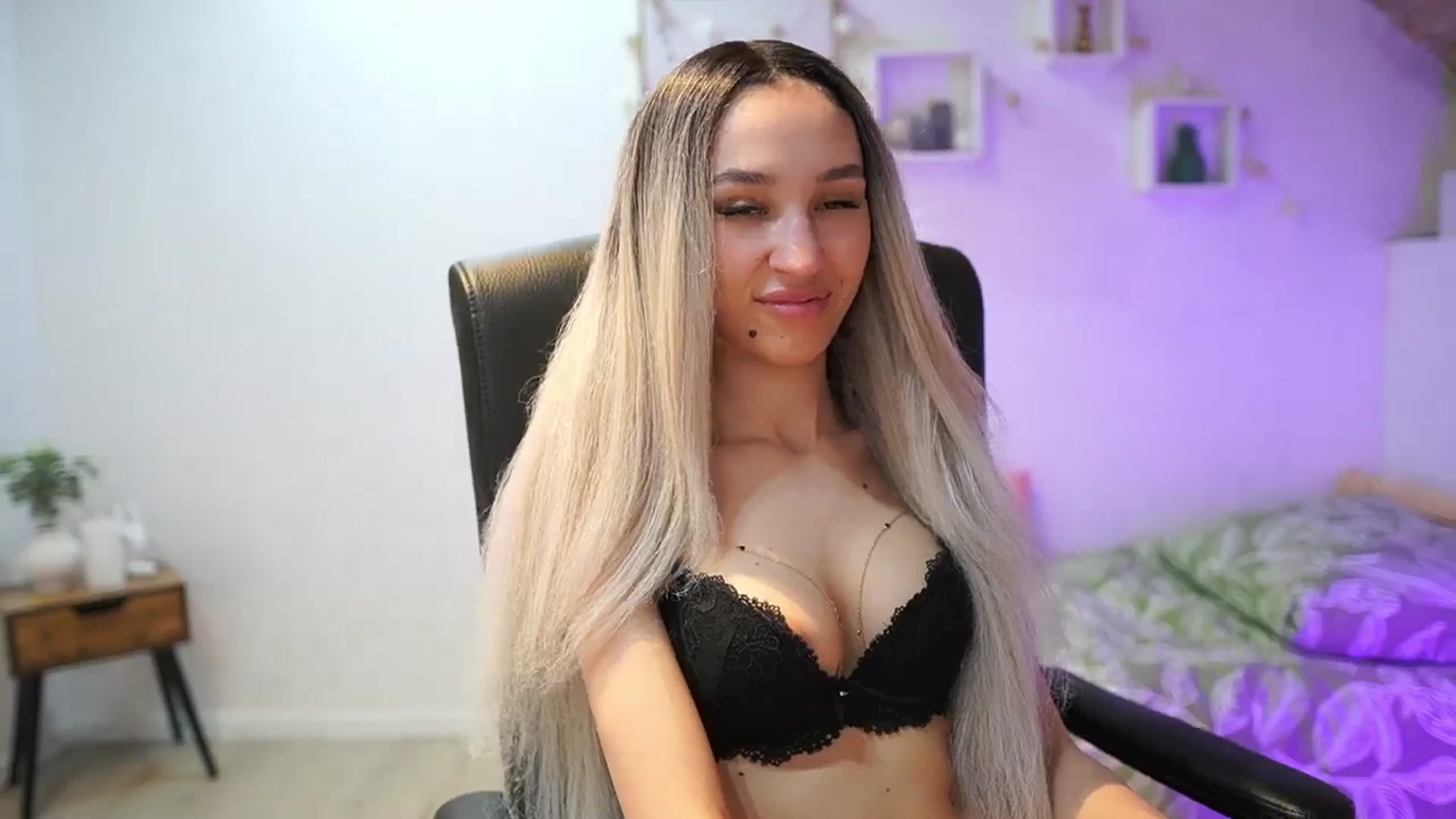Gallery image thumbnail from Amai__Liu's myfreecams stream on, 04/27/2025, 22:54 image 7 of 20