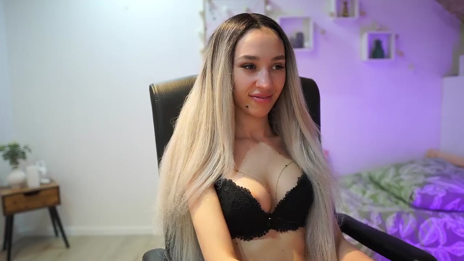 Gallery image thumbnail from Amai__Liu's myfreecams stream on, 04/27/2025, 22:54 image 14 of 20