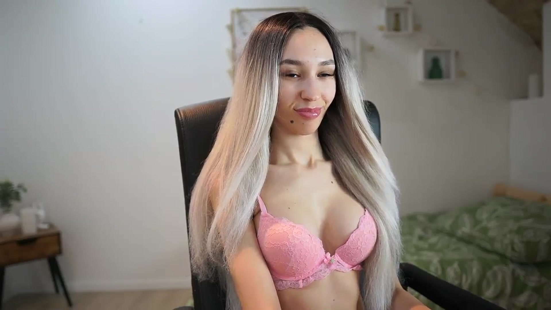 Gallery image thumbnail from Amai__Liu's myfreecams stream on, 05/04/2025, 17:16 image 2 of 20