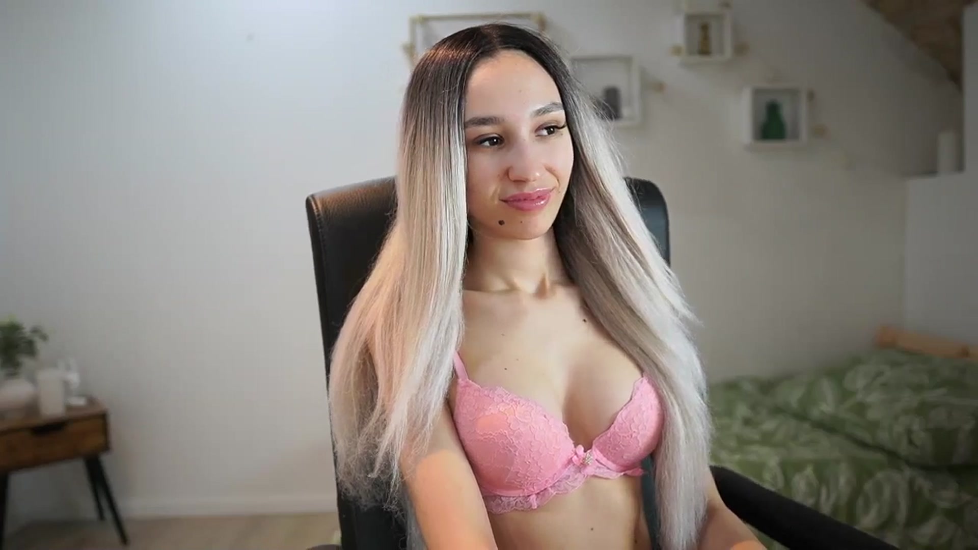 Gallery image thumbnail from Amai__Liu's myfreecams stream on, 05/04/2025, 17:16 image 5 of 20